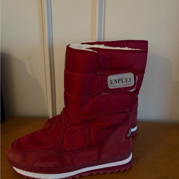 Women’s Red Winter Boots - Picture 4 of 6